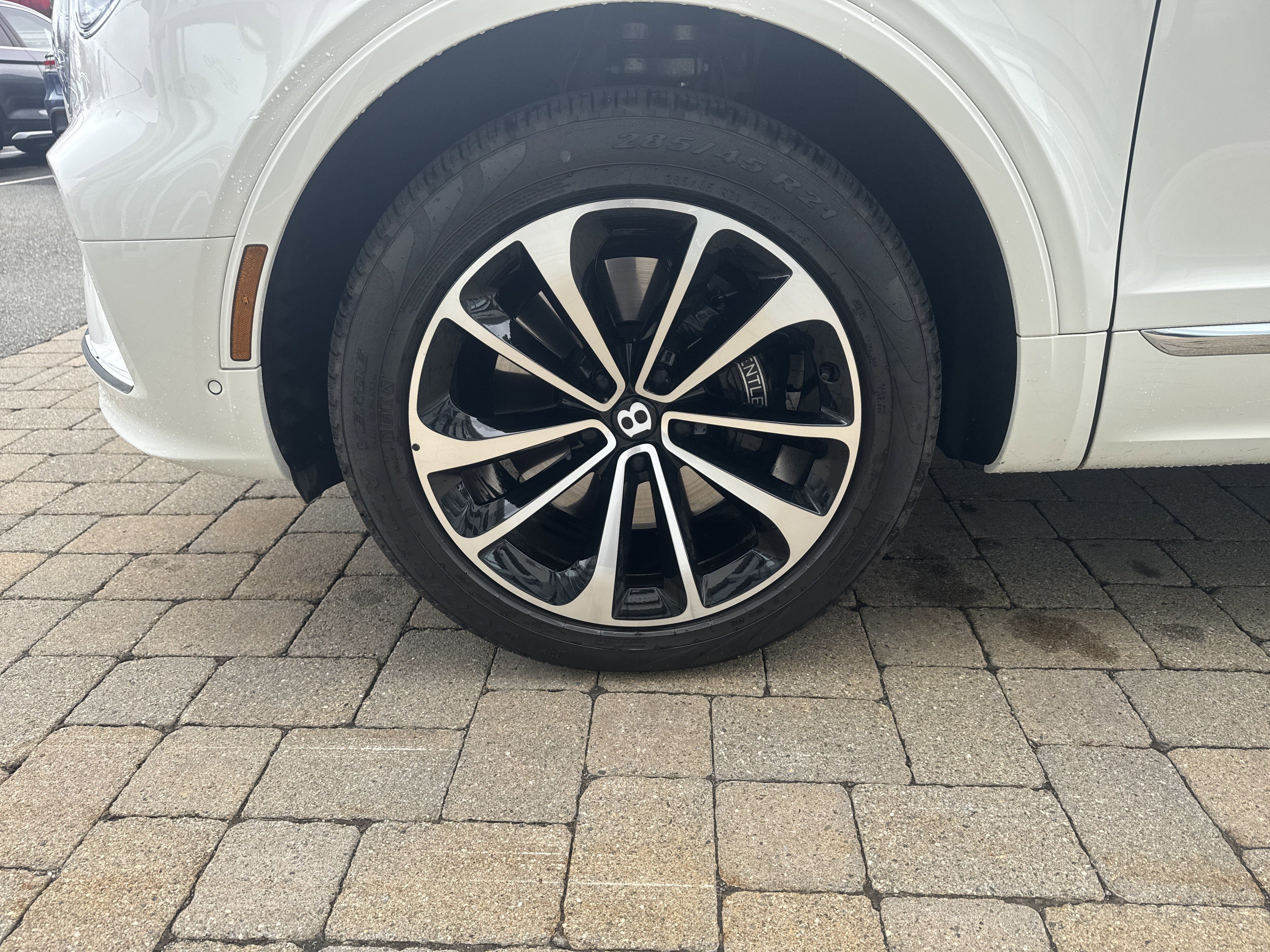 Used 2024 Bentley Bentayga Extended Wheelbase image 5