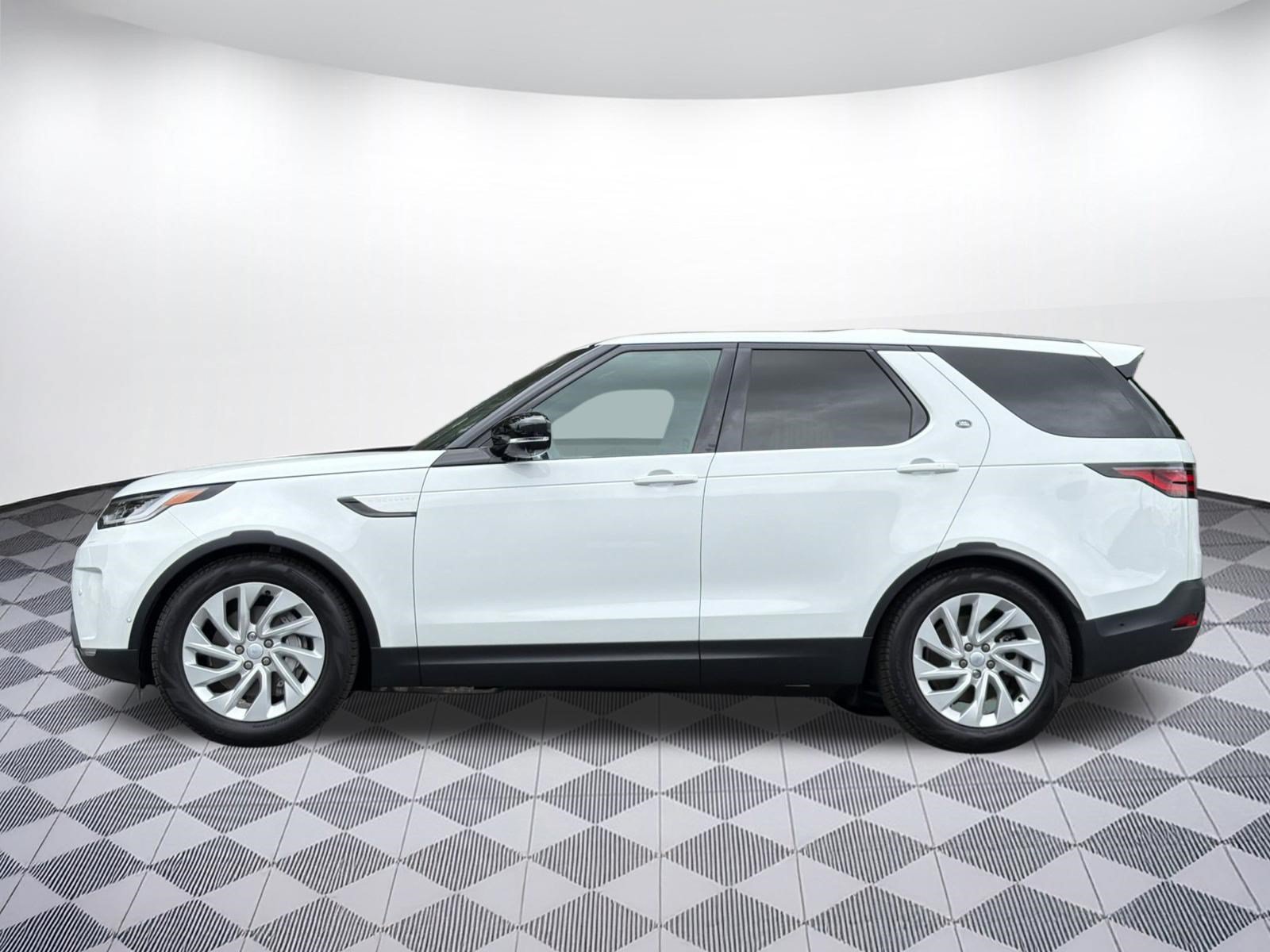 Certified 2025 Land Rover Discovery S AWD/4WD image 2