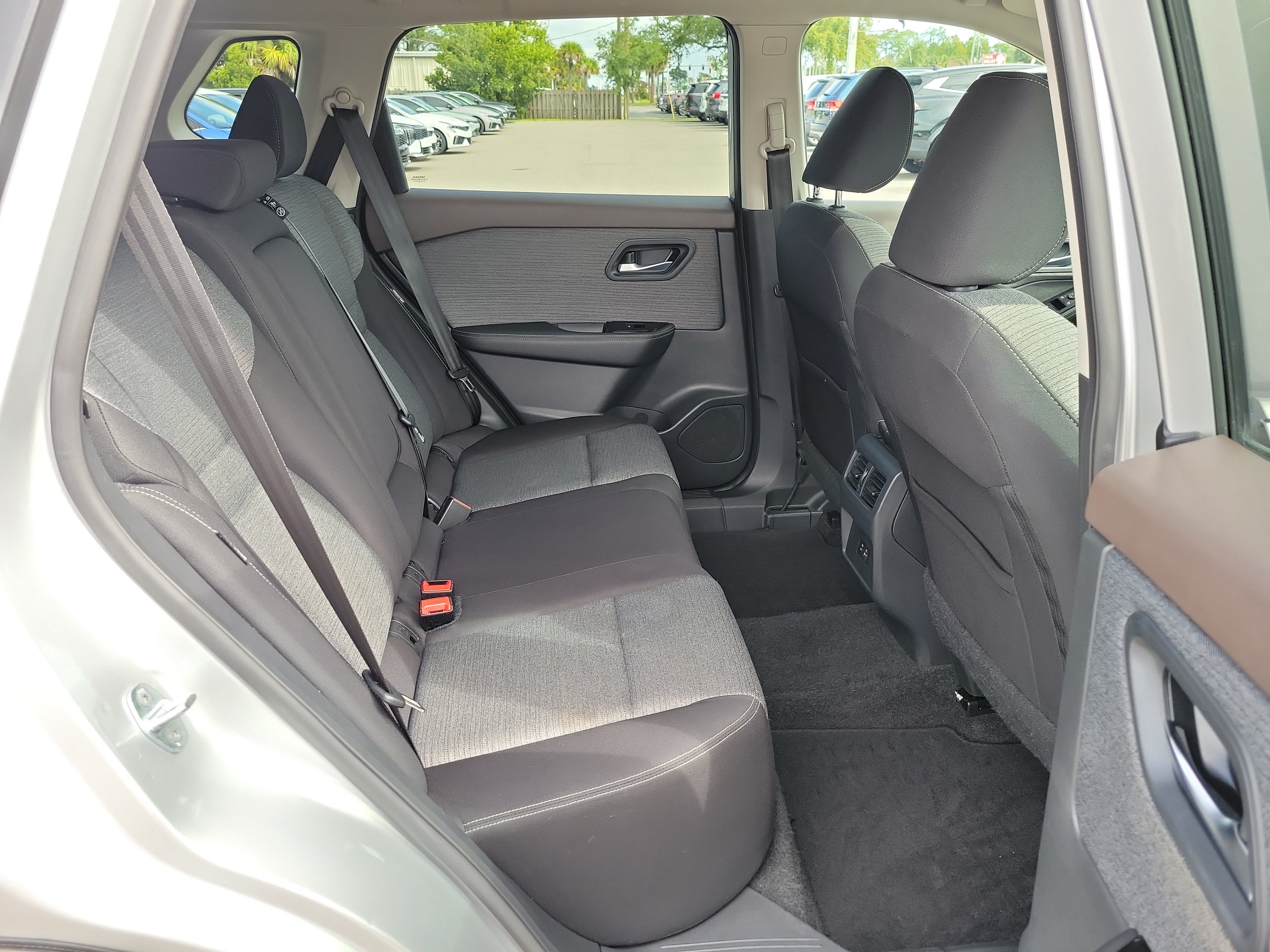 Used 2022 Nissan Rogue SV FWD image 12