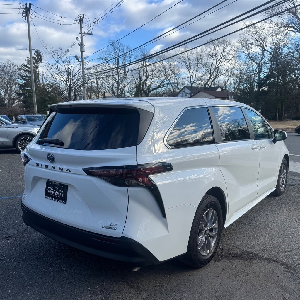Used 2024 Toyota Sienna LE FWD image 5