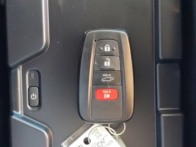 Used 2022 Toyota Highlander XLE FWD image 28