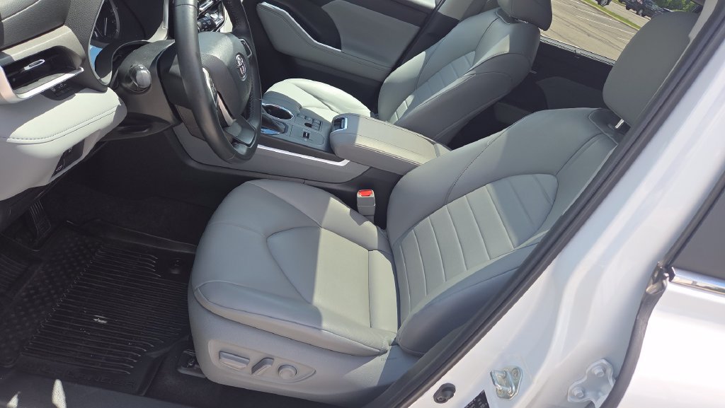 Used 2023 Toyota Highlander XLE FWD image 16