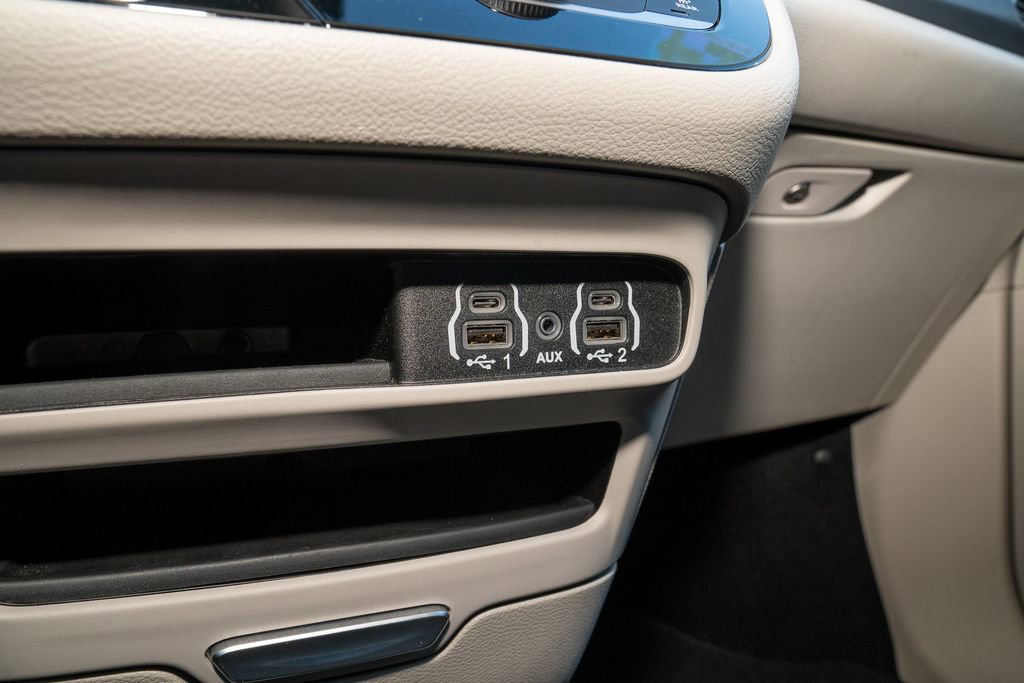 Used 2024 Chrysler Pacifica Touring-L image 17