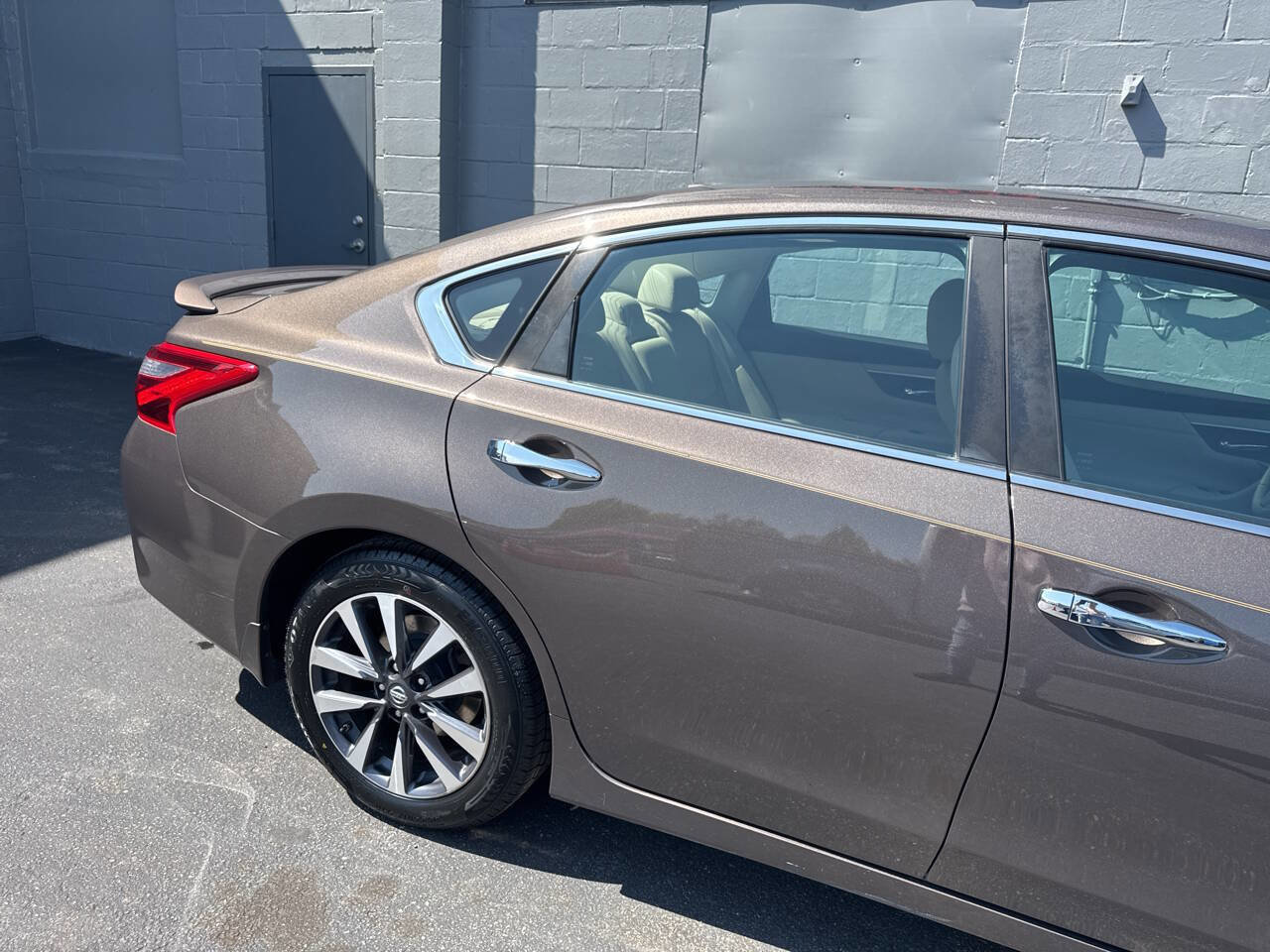 Used 2016 Nissan Altima 2.5 SL w/ 2.5 Technology w/LED Package image 9