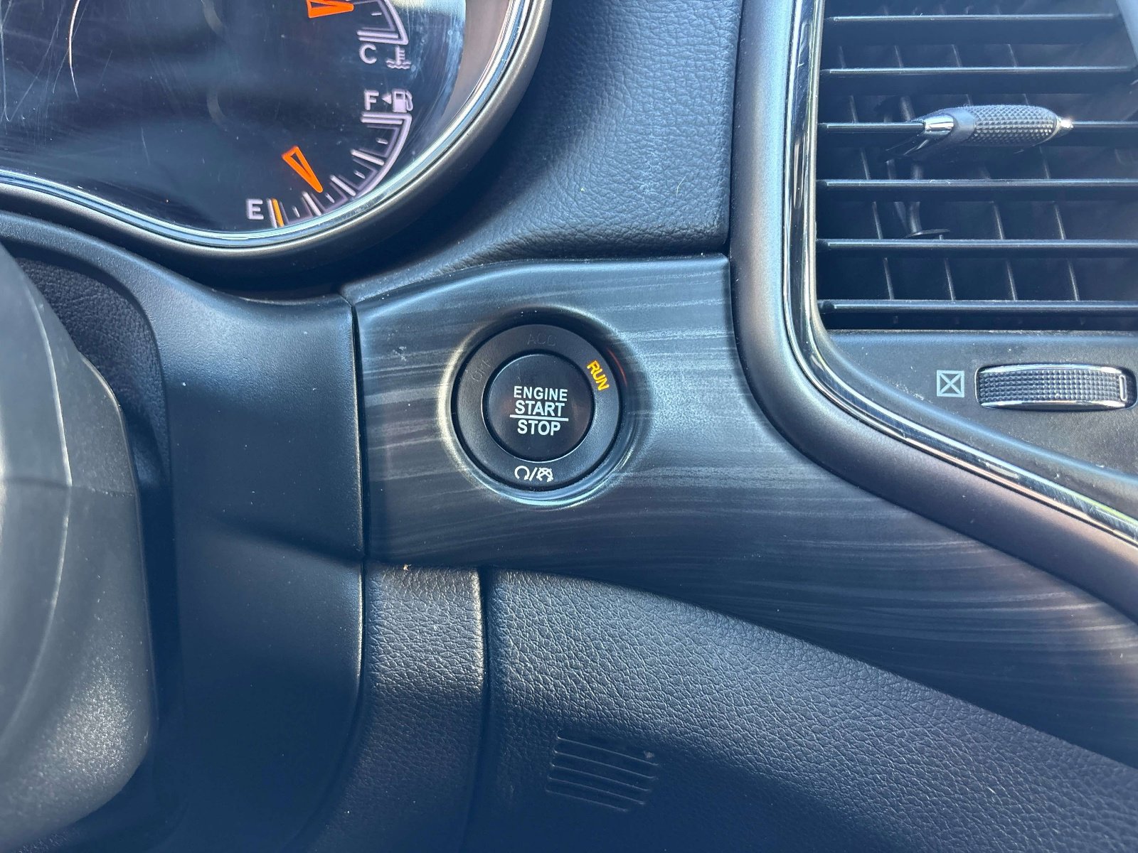 Used 2019 Jeep Grand Cherokee Laredo AWD/4WD image 28