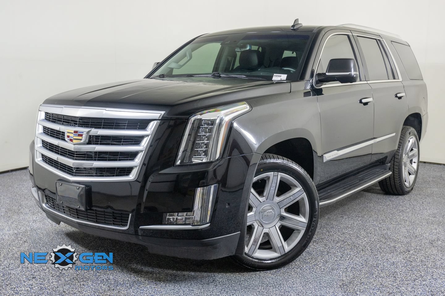 Used 2017 Cadillac Escalade Luxury AWD/4WD image 4