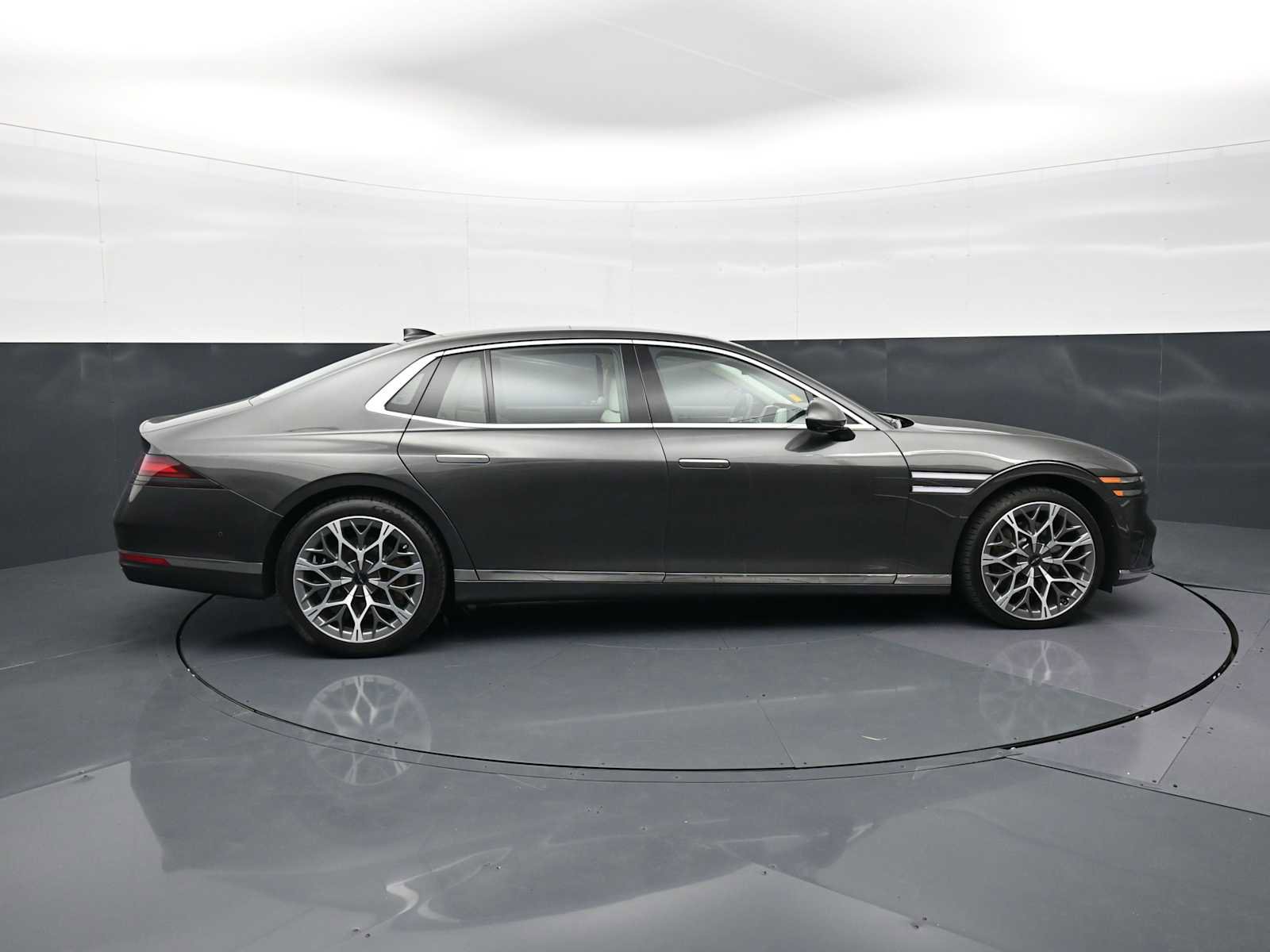 Used 2023 Genesis G90 3.5T AWD/4WD image 4