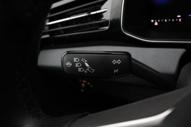 Used 2025 Volkswagen Jetta SE w/ Sunroof Package image 13