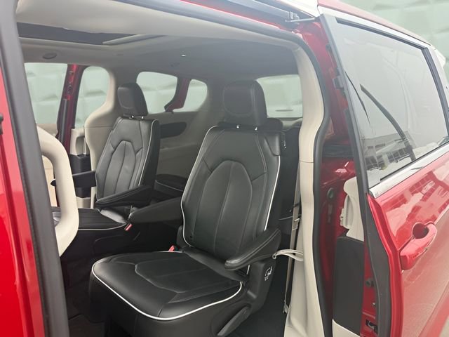 Used 2024 Chrysler Pacifica Limited FWD image 31