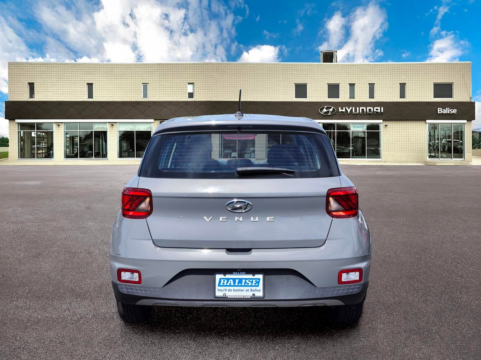 Used 2023 Hyundai Venue SE FWD image 4