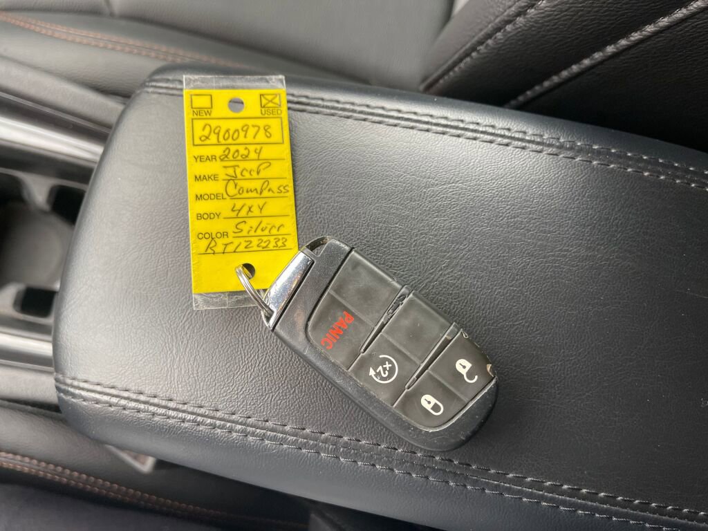 Used 2024 Jeep Compass Latitude image 4