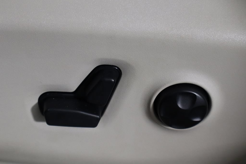 Used 2017 Chrysler Pacifica Limited w/ UConnect Theater Package FWD image 24