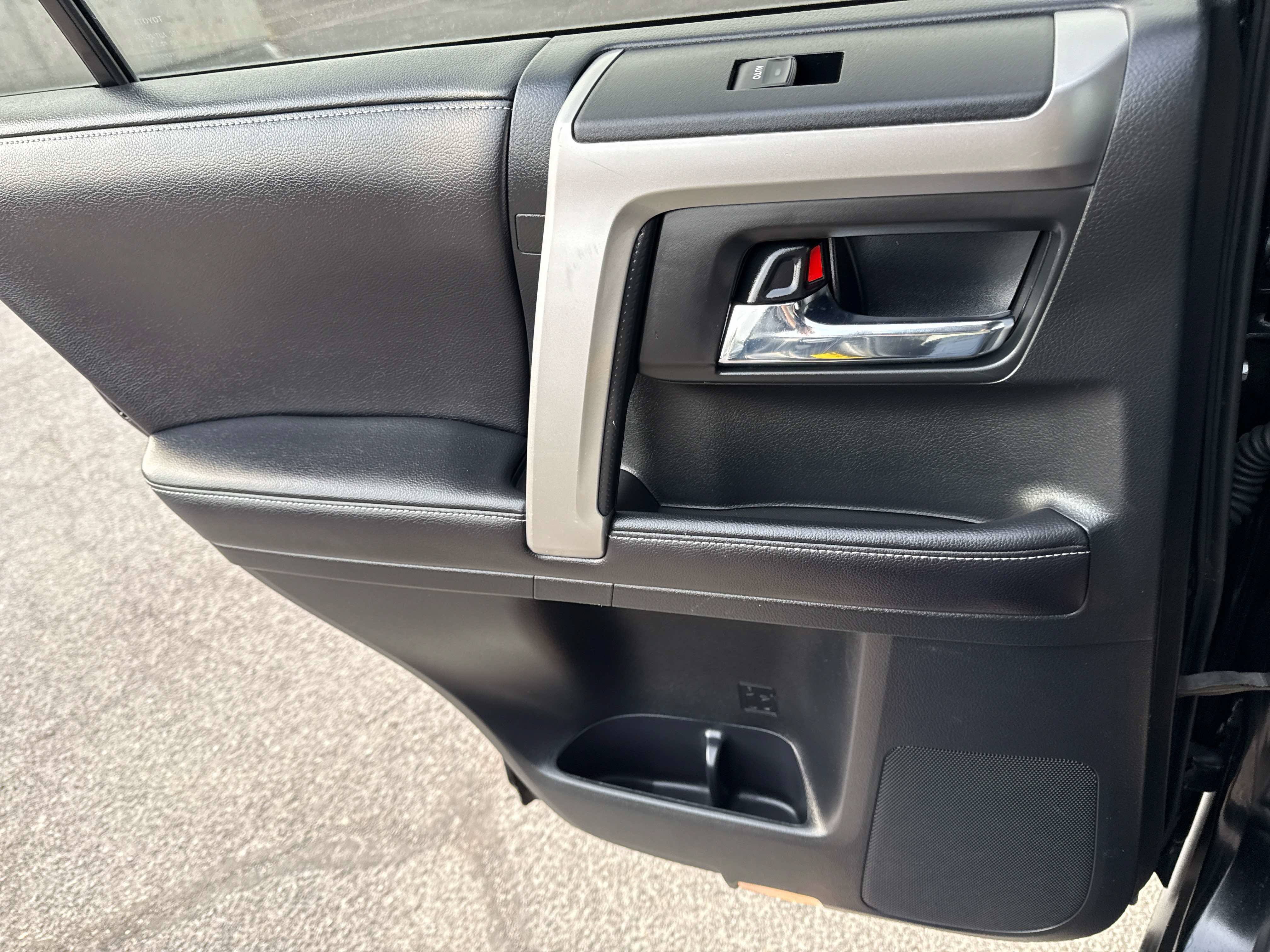 Used 2018 Toyota 4Runner SR5 AWD/4WD image 17