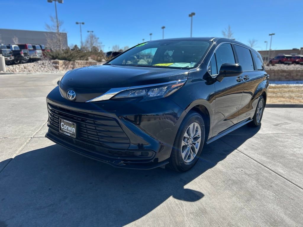 Used 2025 Toyota Sienna LE image 3