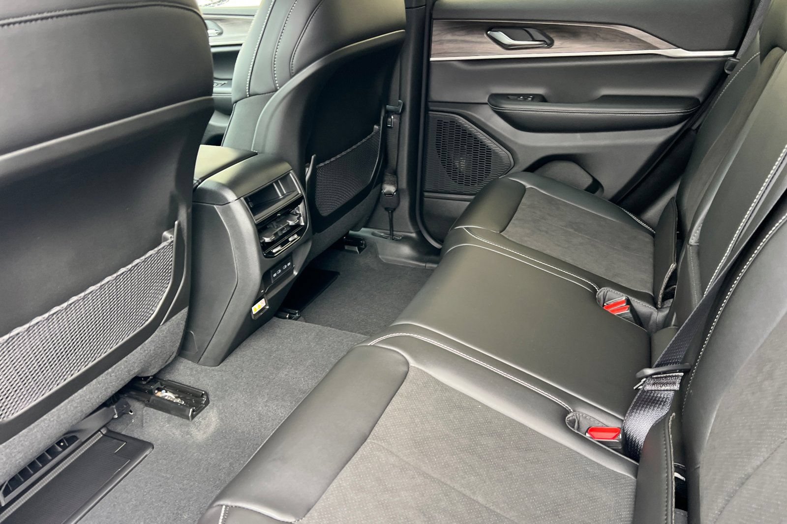 New 2026 Jeep Grand Cherokee Altitude AWD/4WD image 13