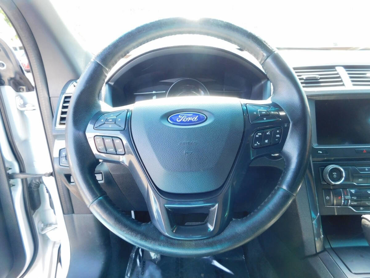 Used 2017 Ford Explorer XLT w/ Equipment Group 202A image 11