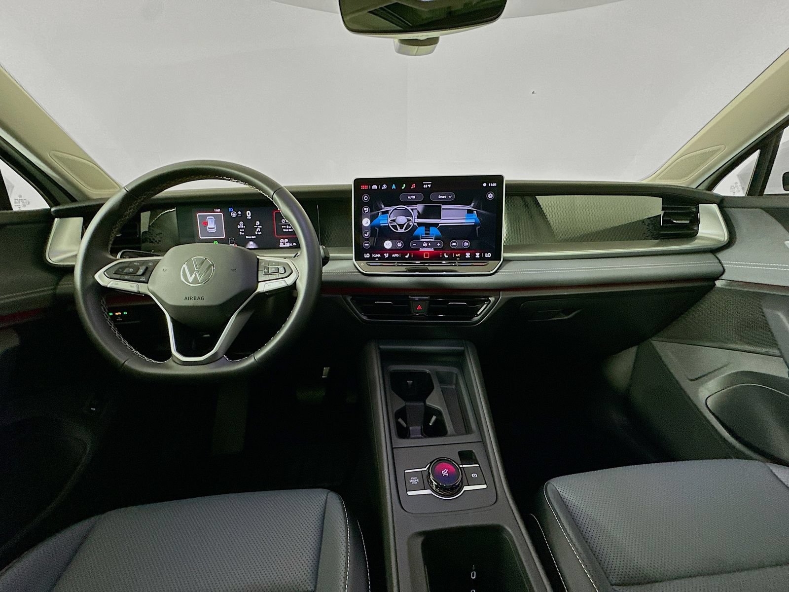 Used 2025 Volkswagen Tiguan SE AWD/4WD image 14