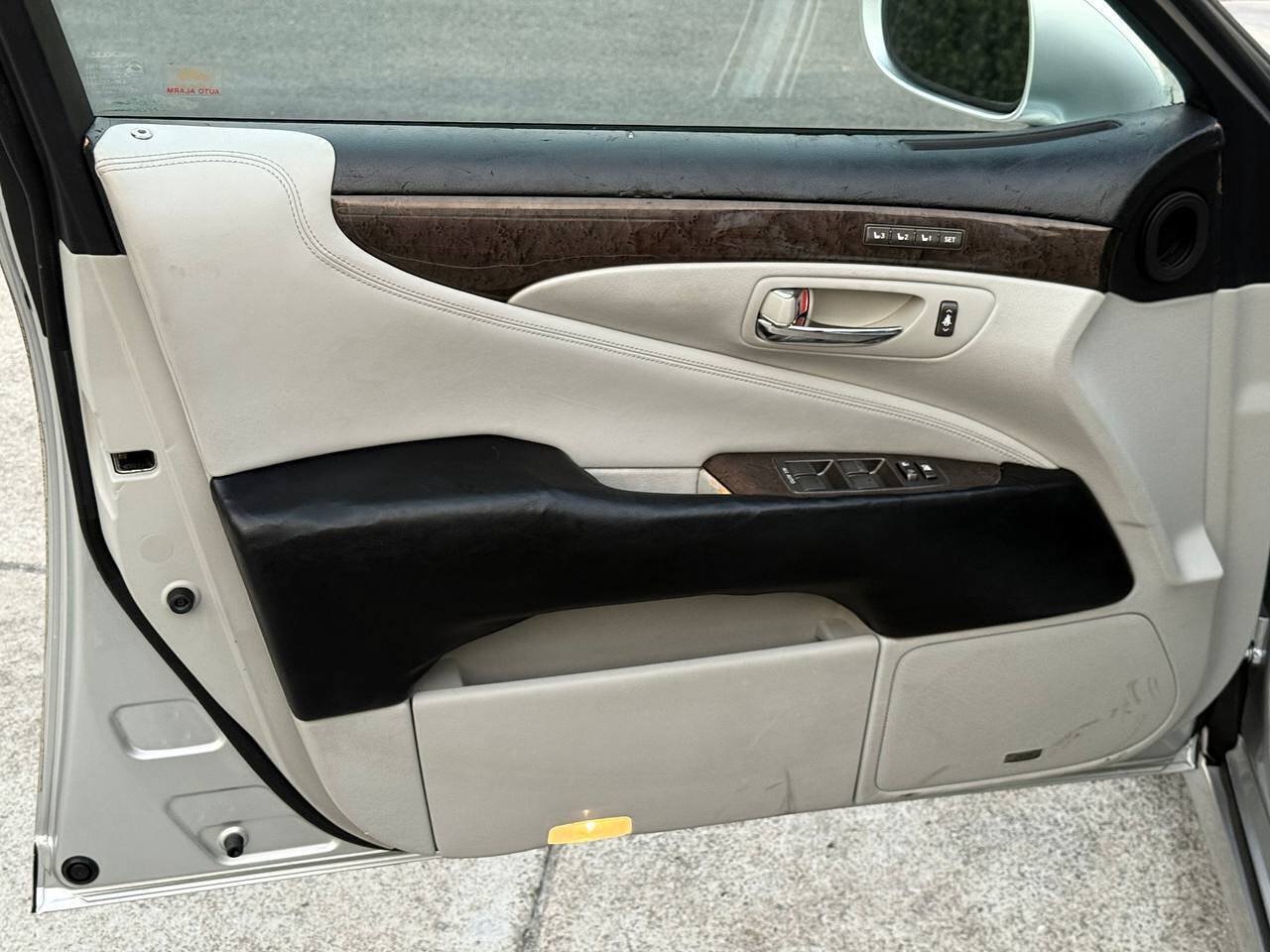 Used 2010 Lexus LS 460 AWD w/ Luxury Value Edition image 12