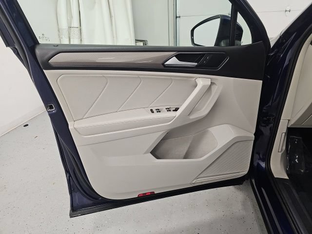 Used 2023 Volkswagen Tiguan SE w/ Panoramic Sunroof Package AWD/4WD image 11