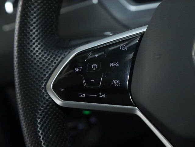 Used 2022 Volkswagen Tiguan SE R-Line image 24