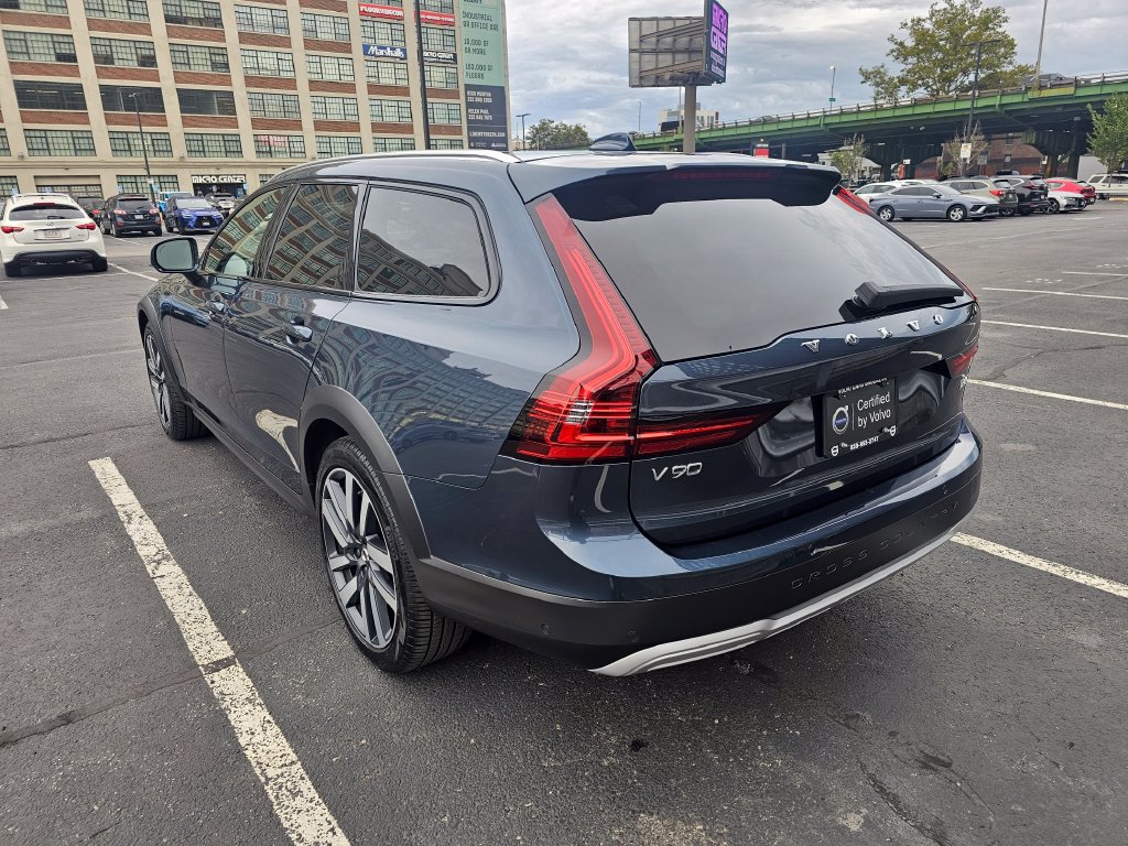 Used 2025 Volvo V90 B6 Cross Country Ultra AWD/4WD image 2