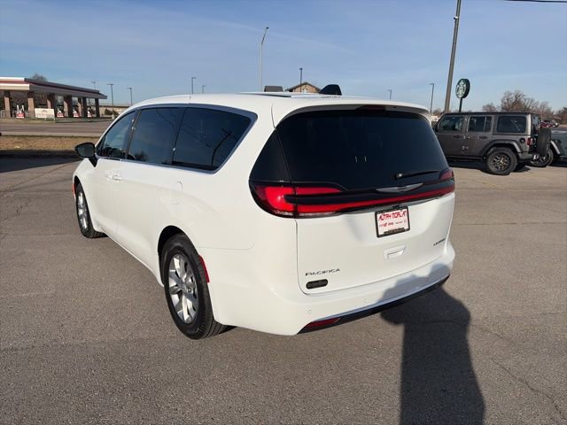 New 2026 Chrysler Pacifica Limited w/ Uconnect Theater Family Group image 4