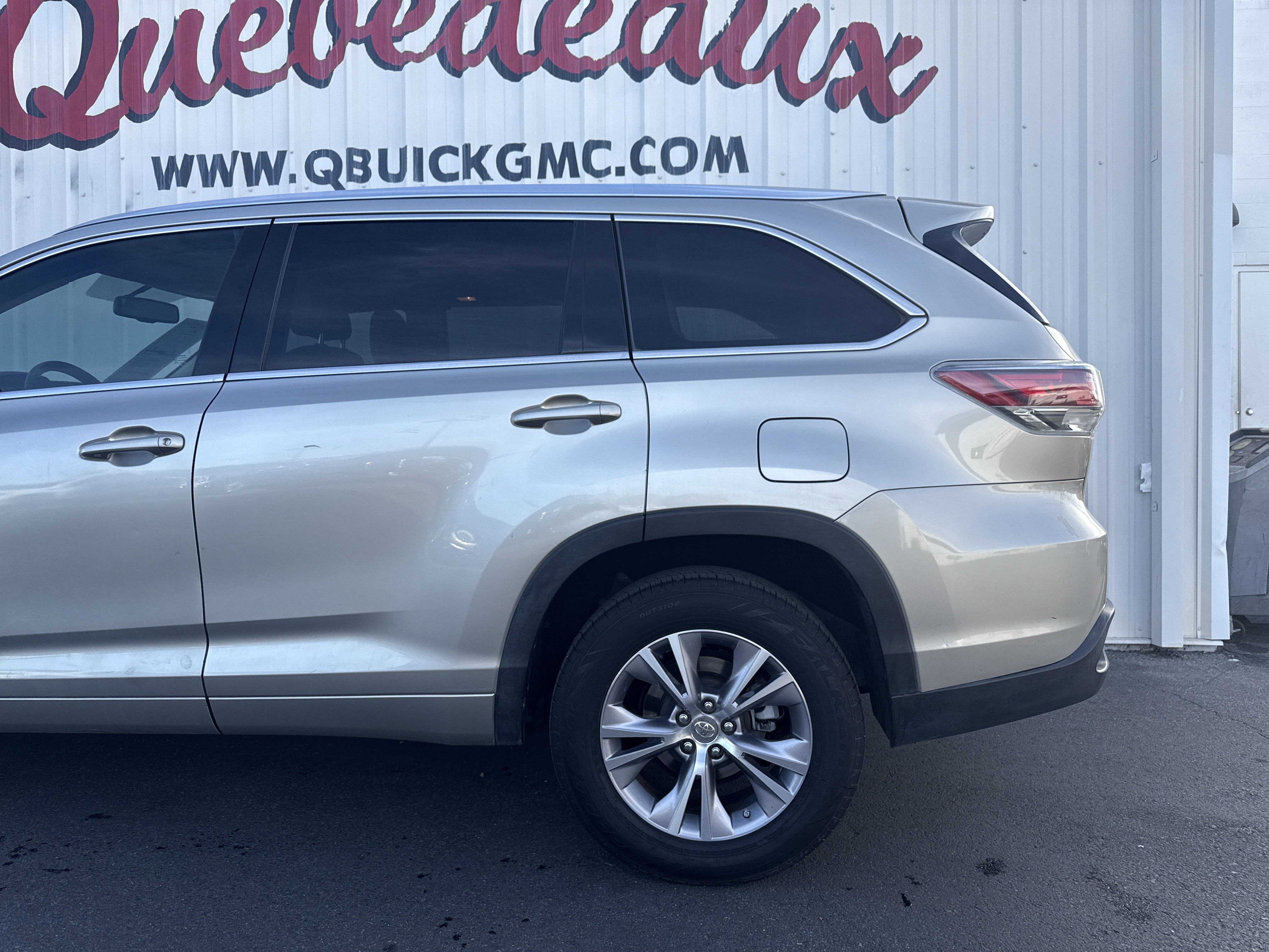 Used 2015 Toyota Highlander XLE image 2