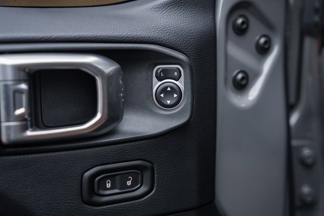 Used 2018 Jeep Wrangler Unlimited Sahara w/ Dual Top Group image 38