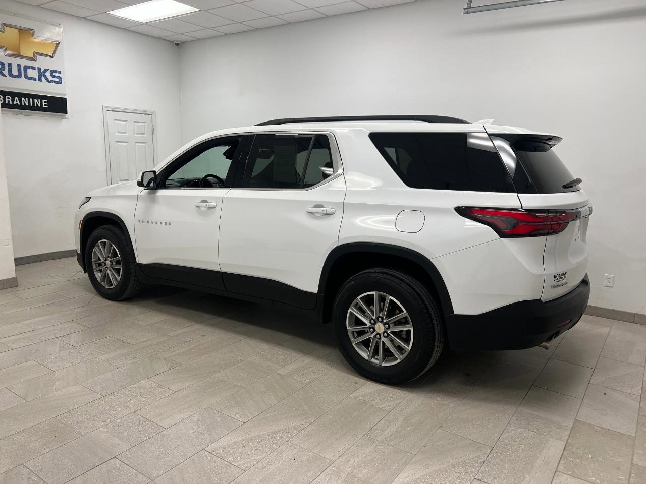 Used 2023 Chevrolet Traverse LT FWD image 11