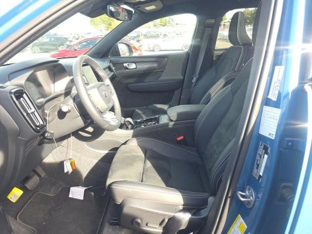 Used 2025 Volvo XC40 B5 Plus AWD/4WD image 7
