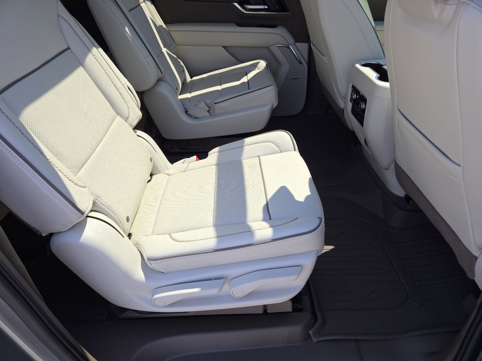 New 2026 GMC Yukon XL Denali w/ Denali Reserve Package image 30