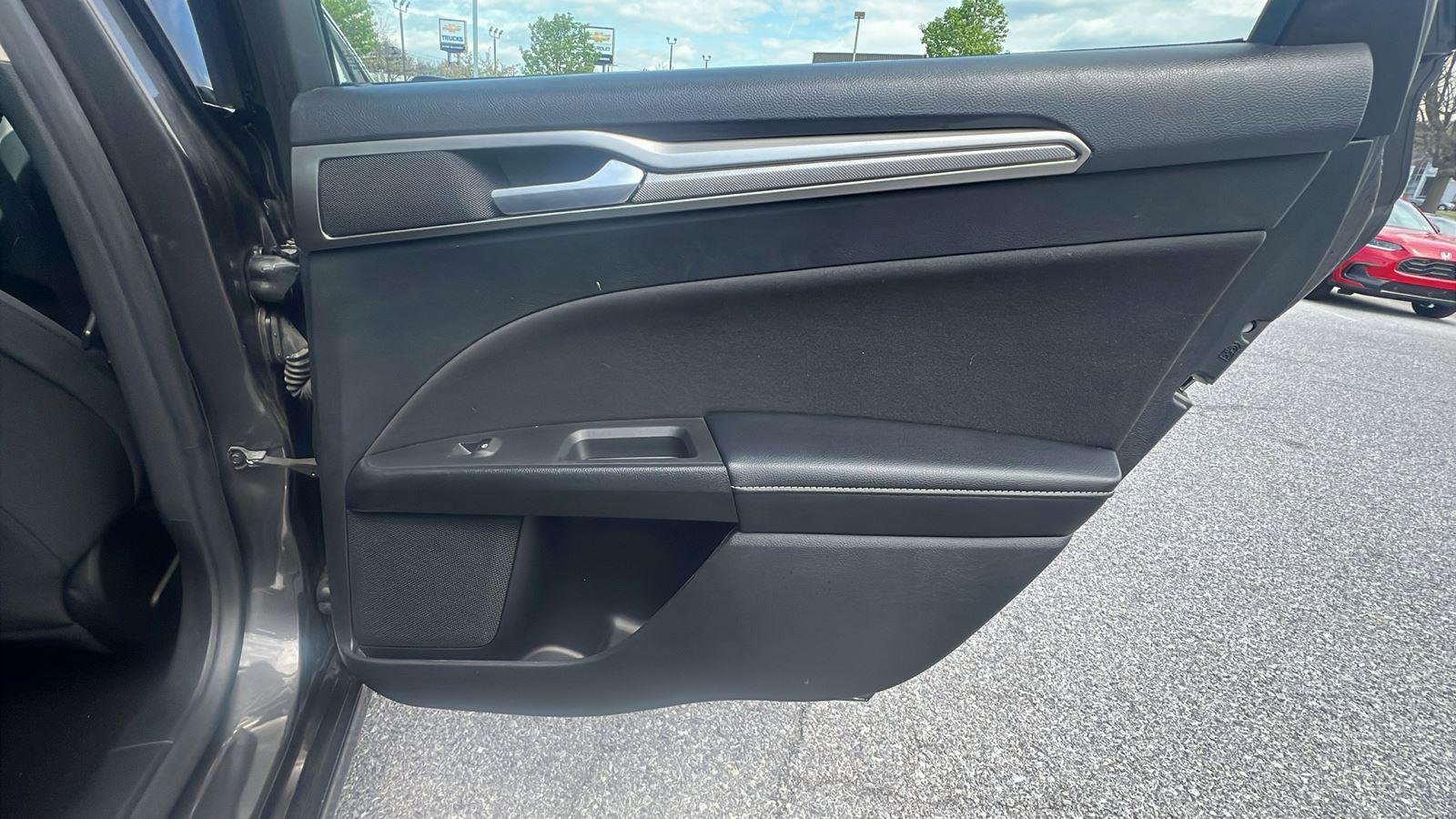 Used 2019 Ford Fusion SE image 14