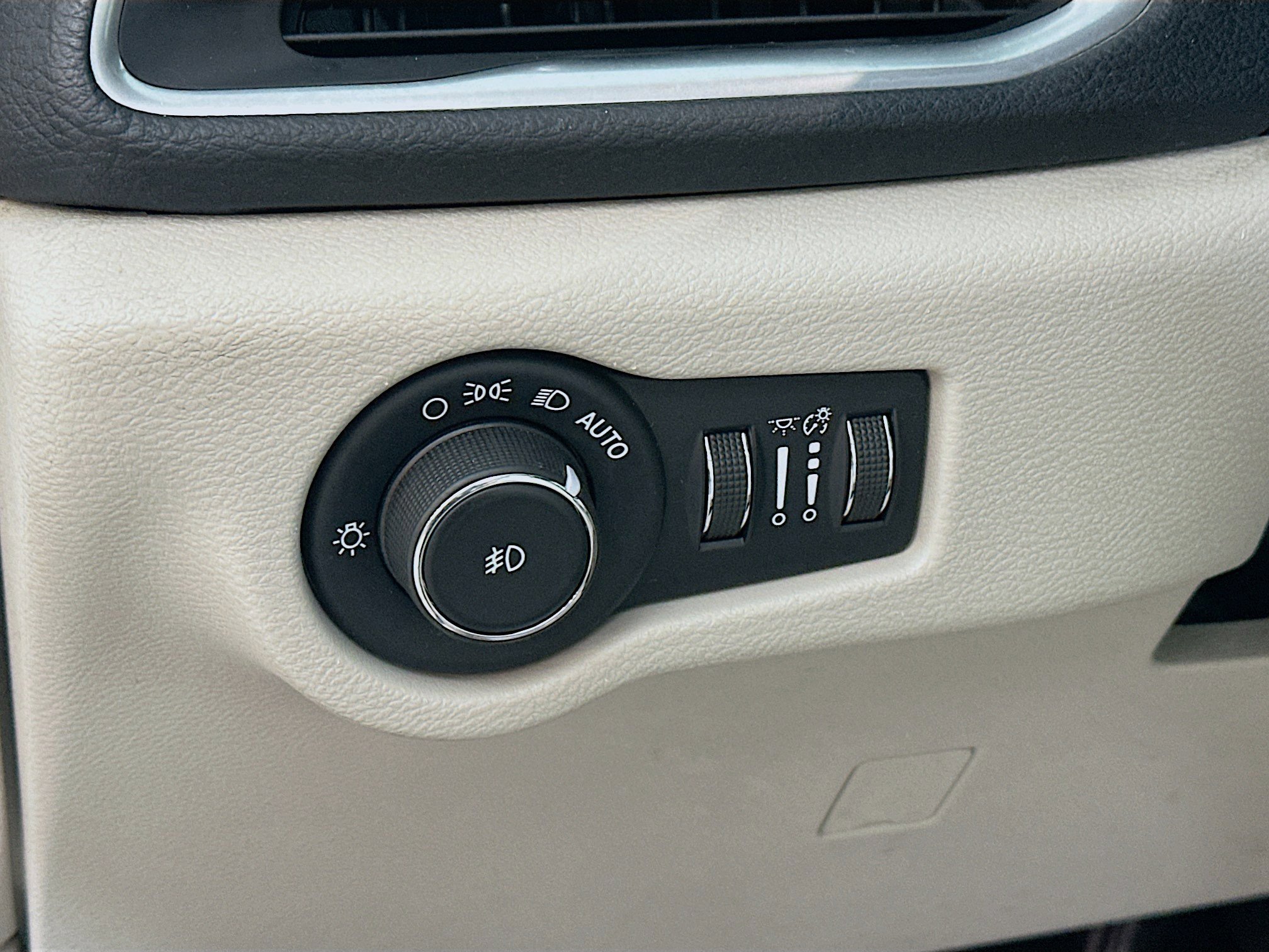 Used 2017 Chrysler Pacifica Limited w/ Advanced Safetytec Group image 10