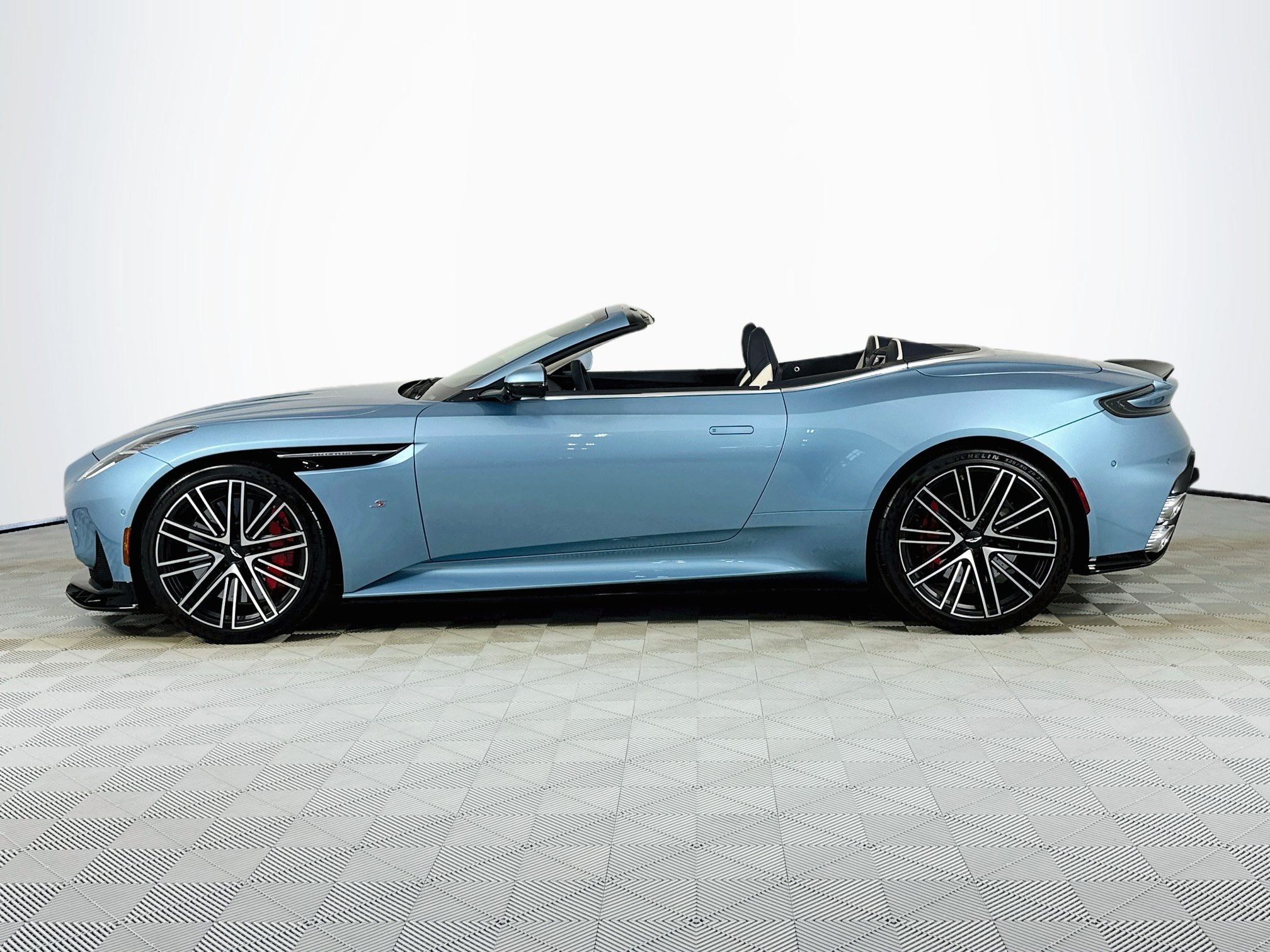 Used 2026 Aston Martin DB12 Convertible RWD image 17