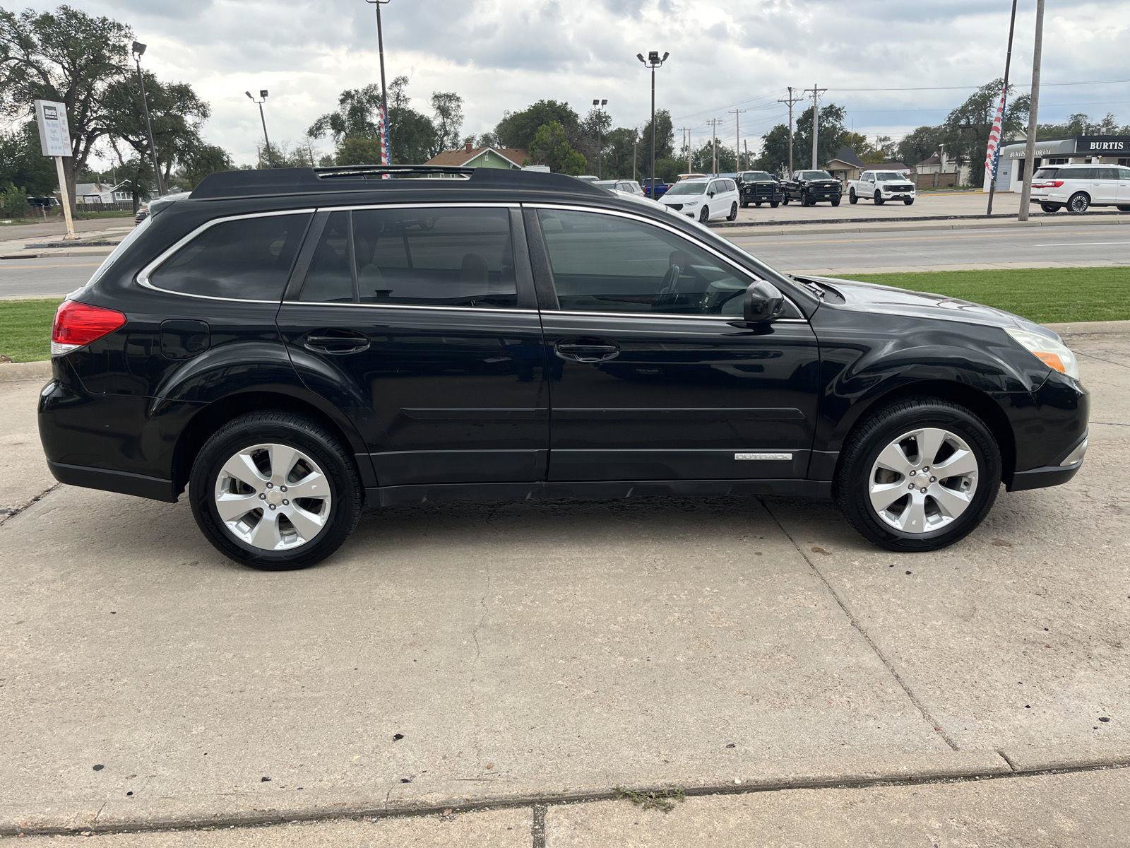 Used 2011 Subaru Outback 2.5i Limited w/ PWR Moonroof Pkg AWD/4WD image 5