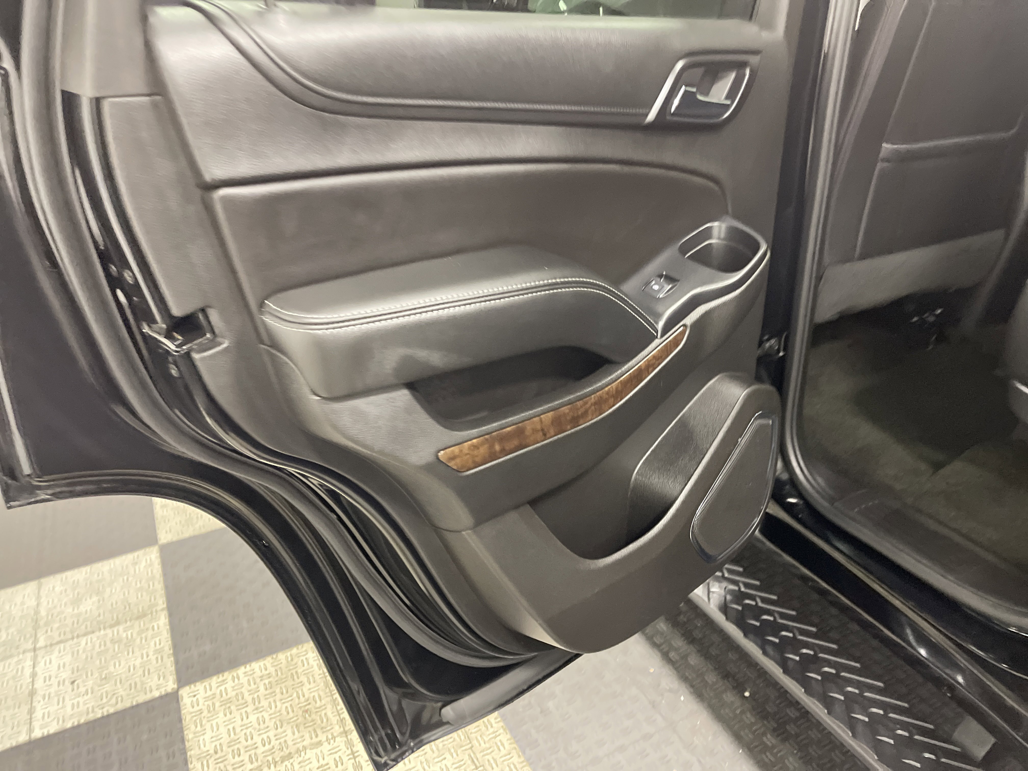 Used 2018 Chevrolet Tahoe LT w/ Luxury Package image 15