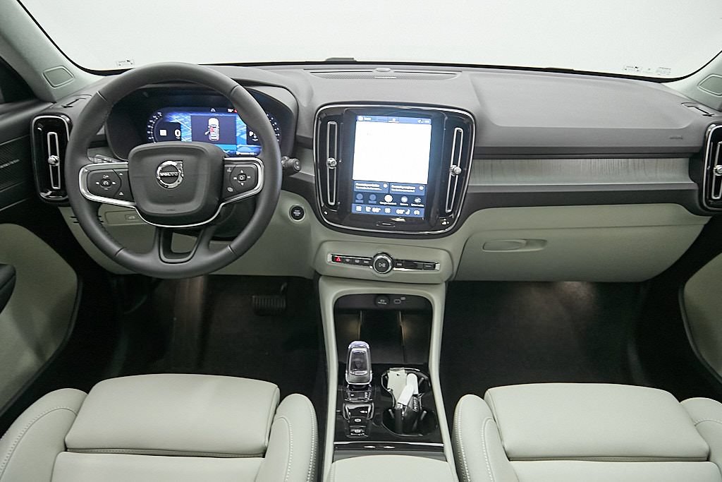 Certified 2025 Volvo XC40 B5 Ultra AWD/4WD image 23