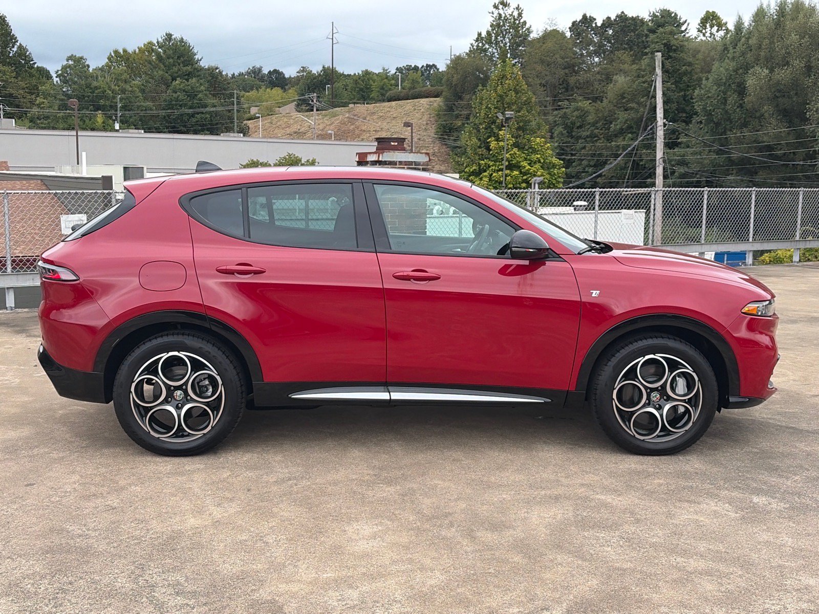 Used 2024 Alfa Romeo Tonale Ti w/ Premium Interior Package AWD/4WD image 2