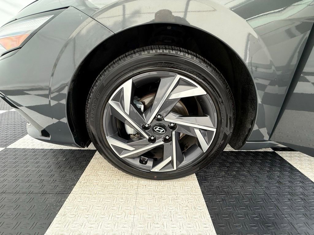 Used 2025 Hyundai Elantra Limited FWD image 10