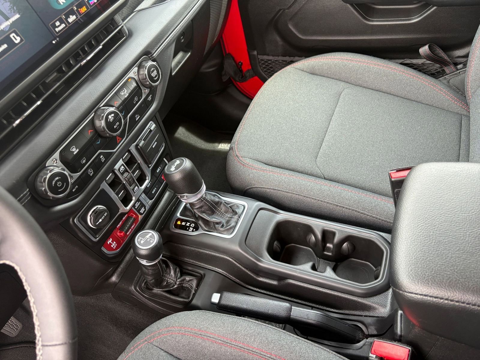 Used 2025 Jeep Wrangler Unlimited Rubicon AWD/4WD image 40