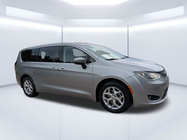 Used 2017 Chrysler Pacifica Touring Plus w/ Tire & Wheel Group FWD image 2