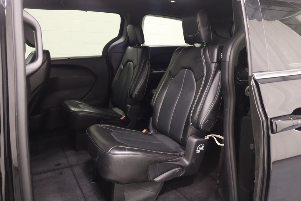 Used 2025 Chrysler Pacifica Select image 12