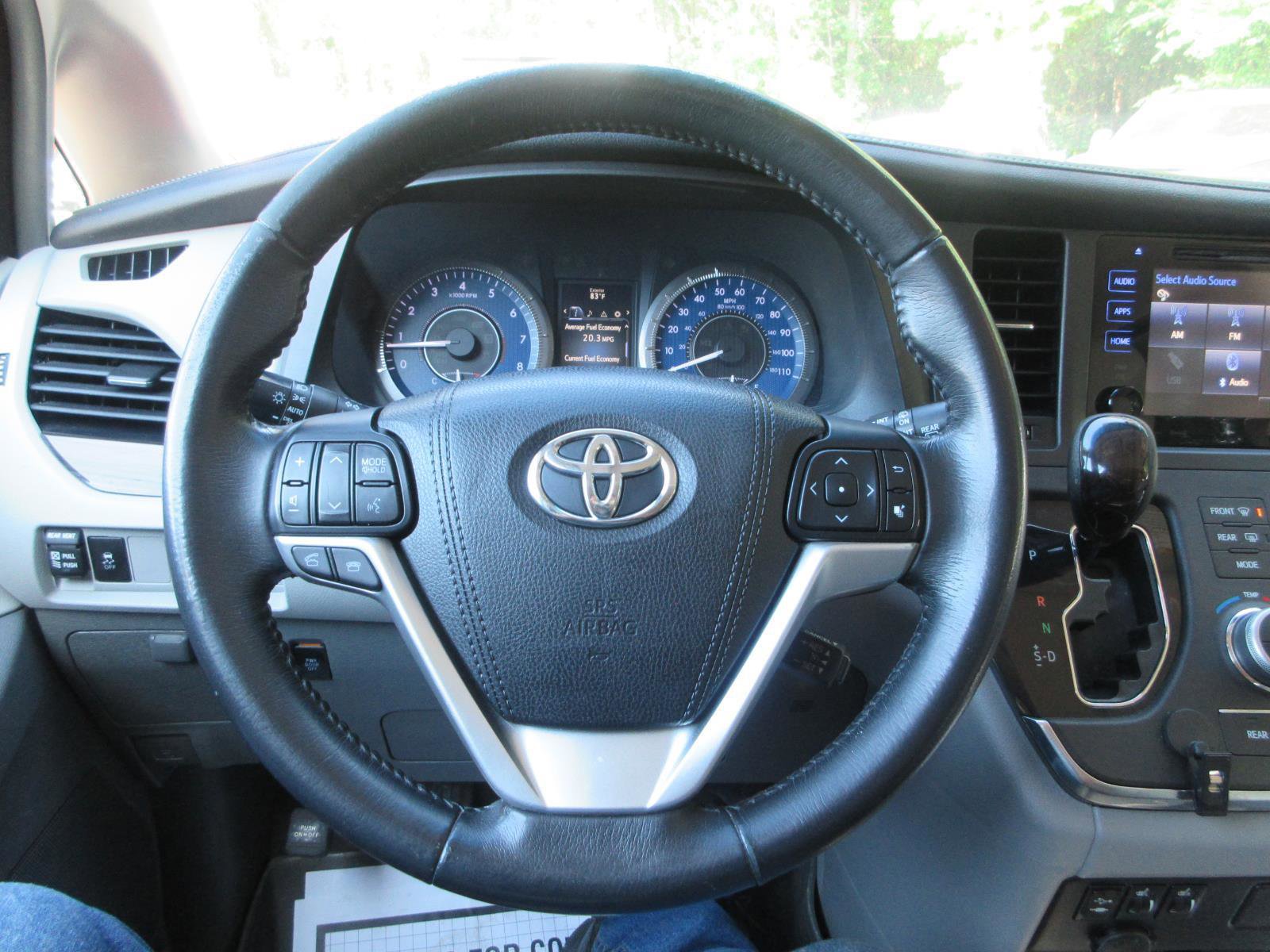 Used 2017 Toyota Sienna XLE FWD image 11