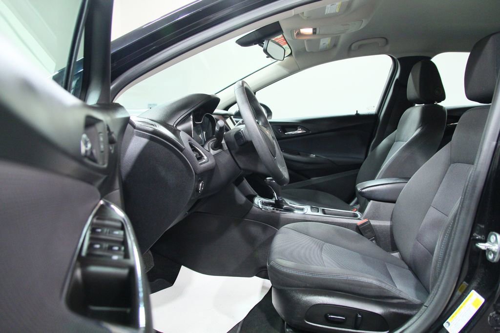 Used 2018 Chevrolet Cruze LT w/ Convenience Package FWD image 4