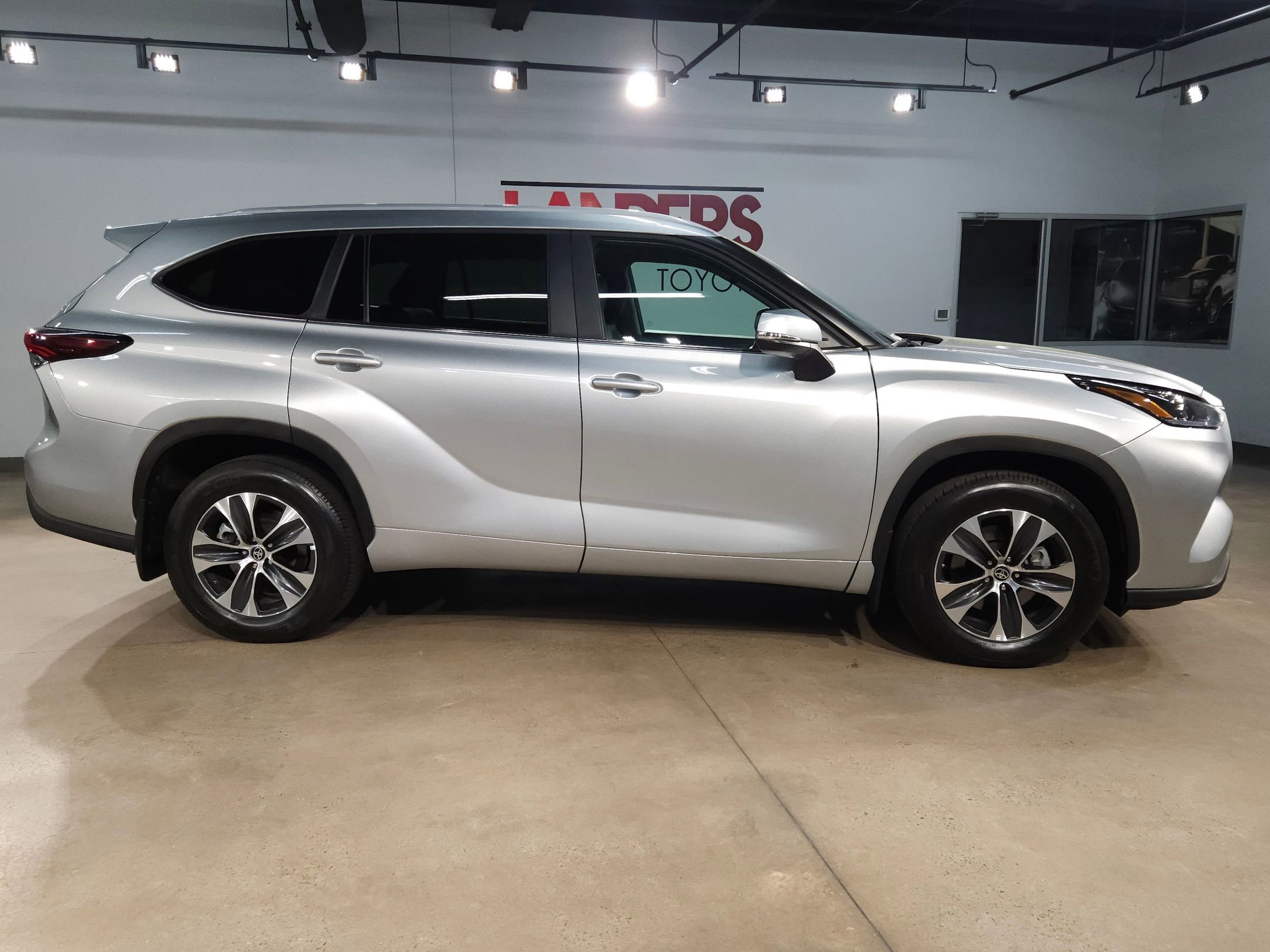 Certified 2025 Toyota Highlander XLE AWD/4WD image 8