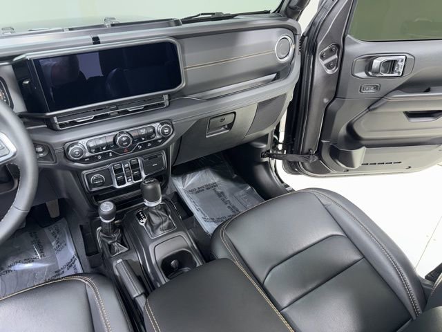 Used 2025 Jeep Wrangler Sahara image 24