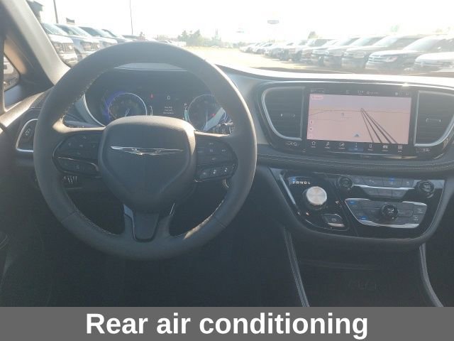 Used 2025 Chrysler Pacifica Limited image 4
