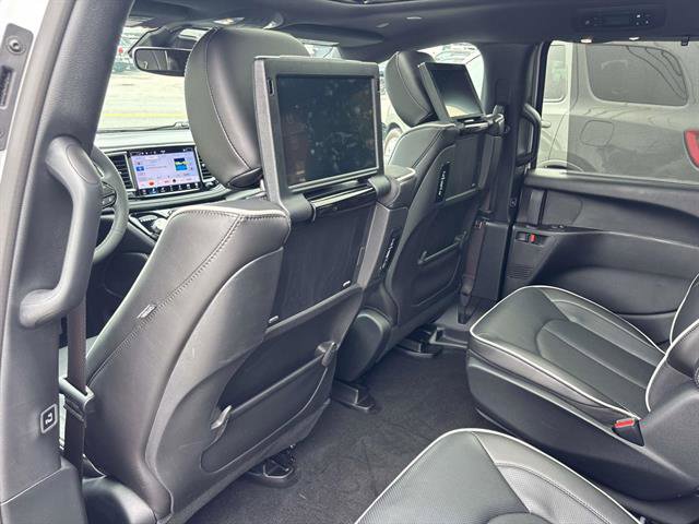 Used 2023 Chrysler Pacifica Limited w/ Uconnect Theater Family Group image 12