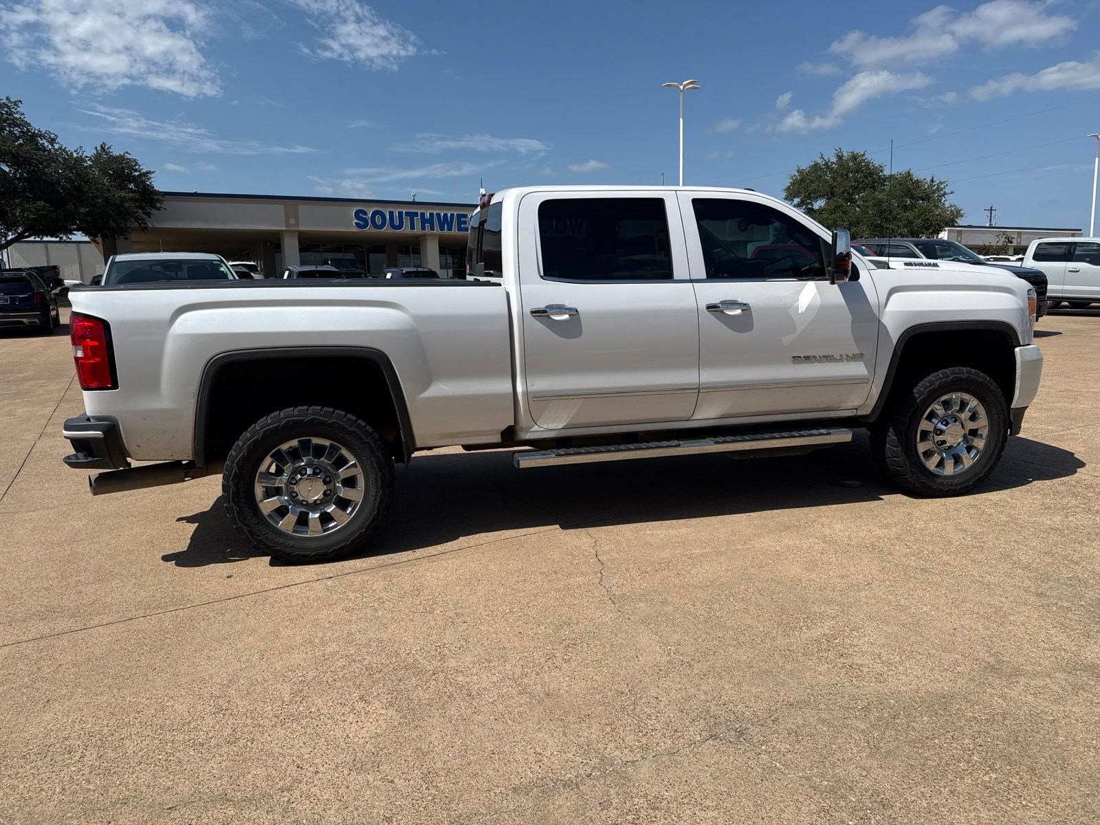 Used 2018 GMC Sierra 2500 Denali w/ Duramax Plus Package AWD/4WD image 8