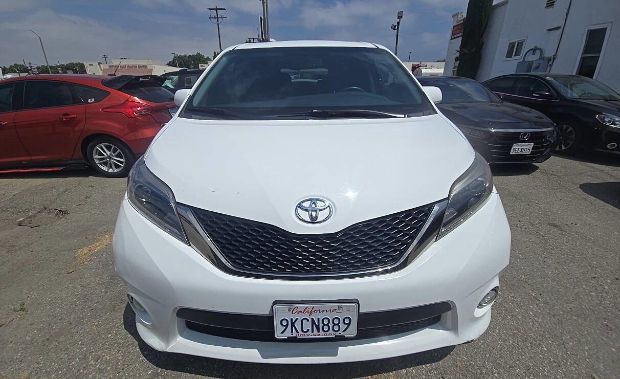 Used 2017 Toyota Sienna SE FWD image 2